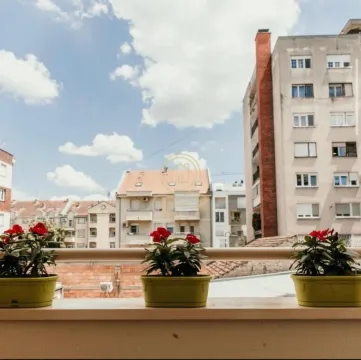 Pogled sa balkona na okolne zgrade i gradski pejzaž. - image 9