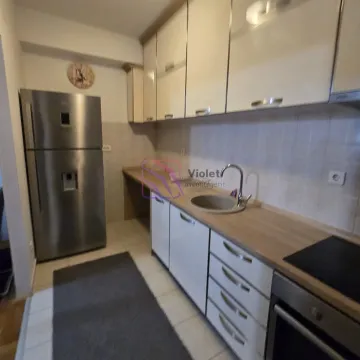 Manja kuhinja sa bijelim elementima i frižiderom od nerđajućeg čelika. - image 9