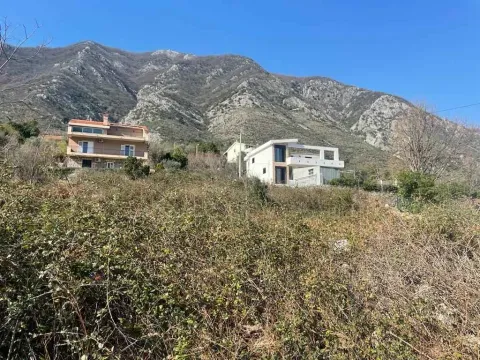 Kuće na brdu okružene zelenilom podno planine. - image 3