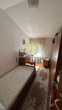 Manja spavaća soba sa krevetom, garderoberom i tepihom. - image 7