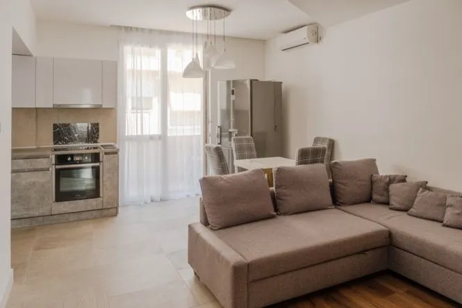 Izdavanje, dvosoban stan, 72m², Centar, Tivat