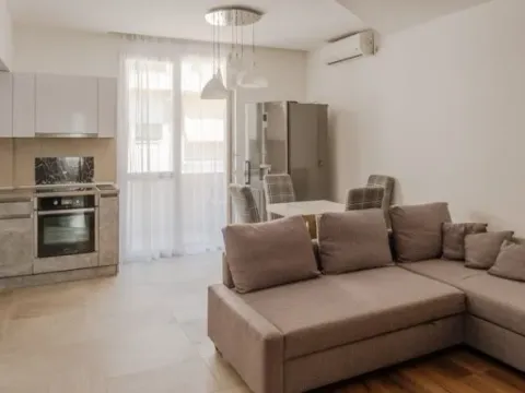 Izdavanje, dvosoban stan, 72m², Centar, Tivat