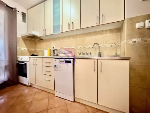 Kuhinja opremljena bijelim elementima, šporetom i ugradnim mašinama. - image 6