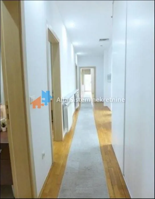 Izdavanje, četvorosoban stan, 250m², Savski Venac, Beograd