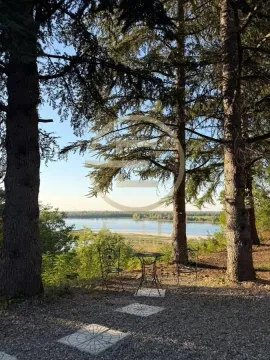 Dvorište sa garniturom za sedenje i pogledom na reku kroz stabla. - image 53