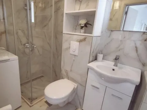 Izdavanje, dvosoban stan, 50m², Bečići, Budva - image 2