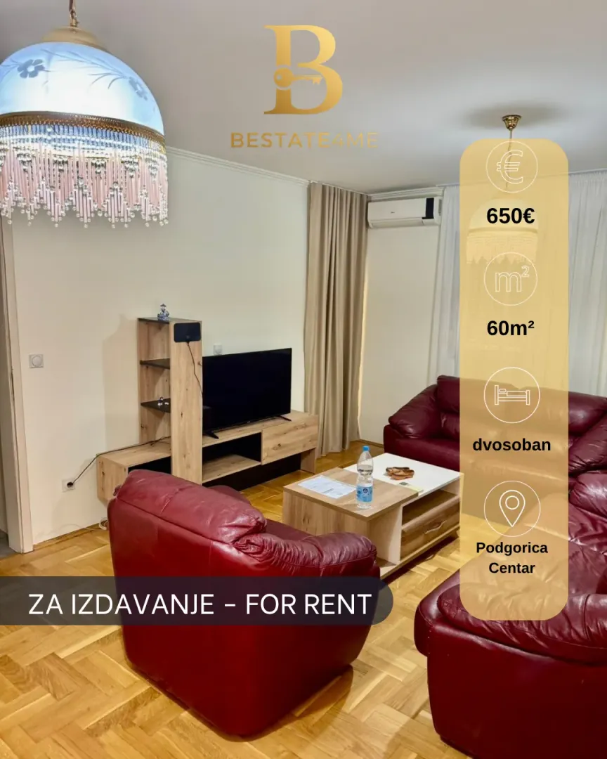 Dnevna soba sa garniturom i TV komodom.