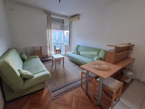 Dnevna soba sa garniturom za sedenje i trpezarijskim stolom. - image 5