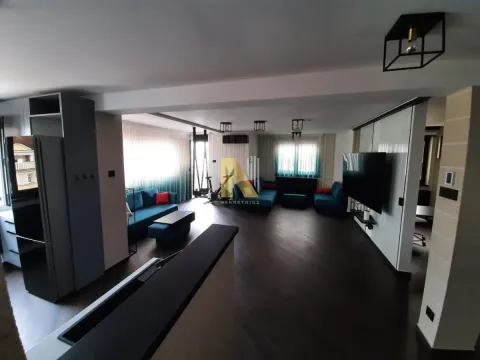 Prodaja, četvorosoban stan, 176m², Centar, Novi Sad