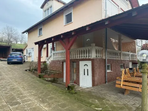 Eksterijer kuće sa dvorištem i natkrivenom terasom. - image 7