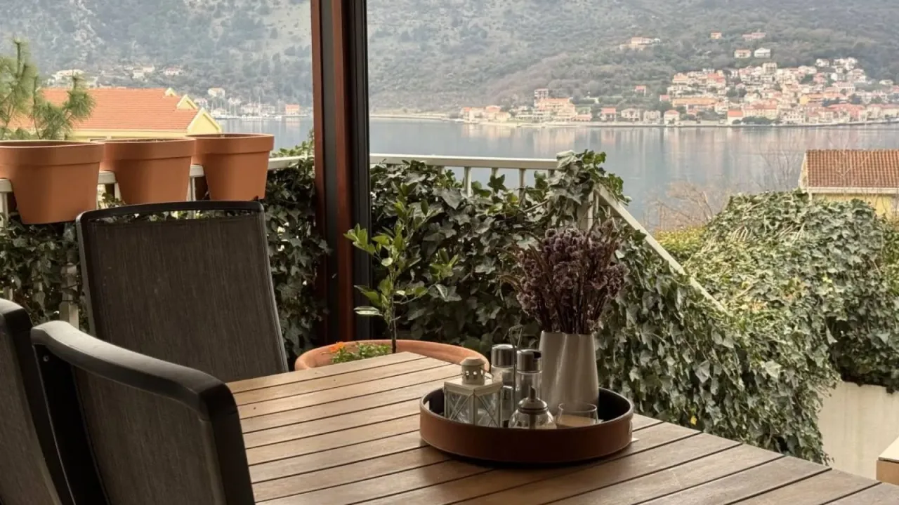 Sale, two bedroom apartment, 74m², Dobrota, Kotor