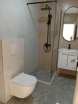 Moderne kupatilo sa tuš kabinom, umivaonikom i konzolnom wc šoljom. - image 6