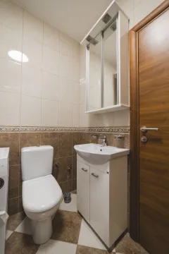 Izdavanje, dvosoban stan, 62m², Momišići, Podgorica - image 11