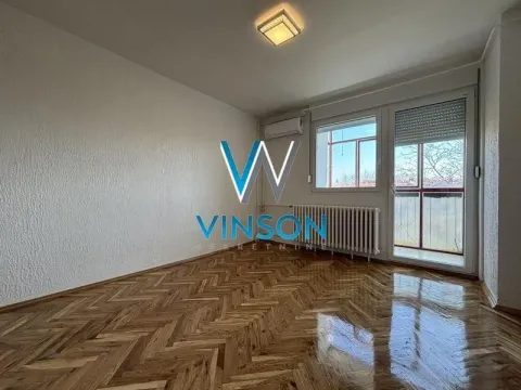 Prazna soba sa parketom na podu i izlazom na terasu. - image 7