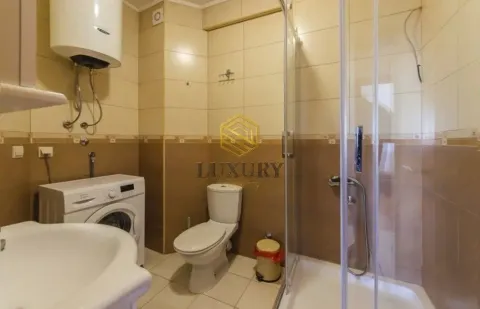 Kompaktno kupatilo sa tuš kabinom, wc šoljom, umivaonikom i veš mašinom. - image 6