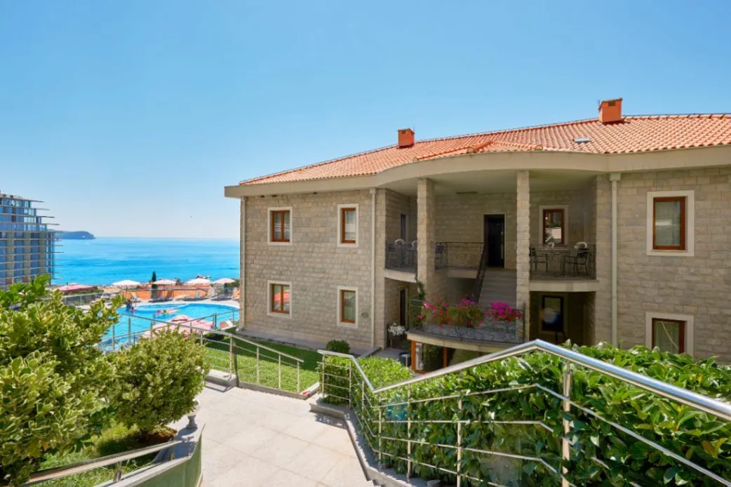 Izdavanje, jednosoban stan, 72m², Bečići, Budva