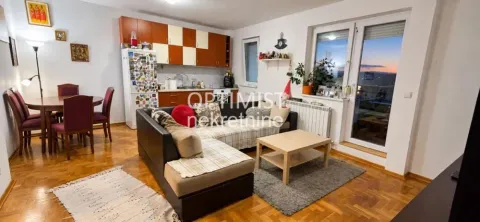 Dnevna soba sa garniturom, trpezarijom i ugrađenom kuhinjom. - image 2