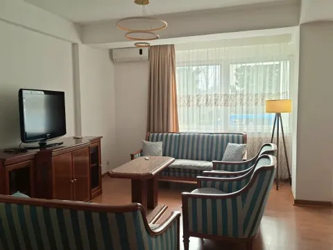 Izdavanje, trosoban stan, 110m², Centar, Bar - image 1