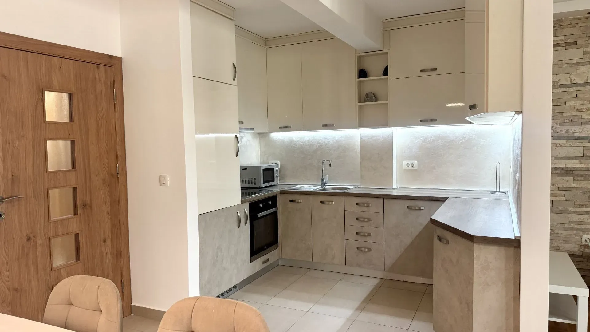 Rent, three bedroom apartment, 86m², Kalimanj, Tivat