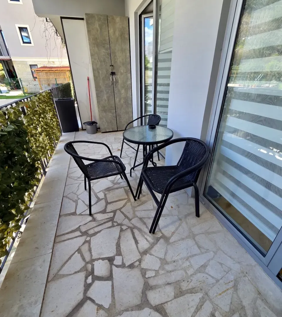 Rent, one bedroom apartment, 40m², Dobrota, Kotor