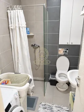 Moderno kupatilo sa tuš kabinom, WC šoljom i umivaonikom. - image 10