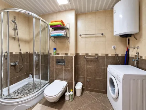 Potpuno opremljeno kupatilo sa tuš kabinom i veš mašinom. - image 10