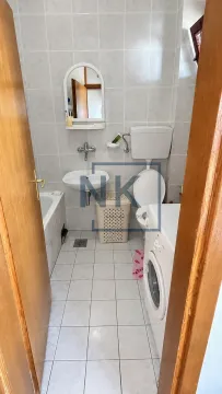 Manje kupatilo sa kadom, umivaonikom, WC šoljom i veš mašinom. - image 9