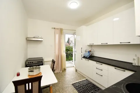 Kuhinja sa bijelim elementima i trpezarijskim stolom, sa izlazom na terasu. - image 7