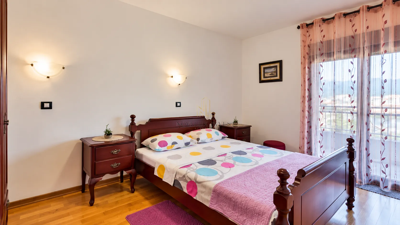 Furnished bedroom with a double bed, bedside tables and access to the terrace.