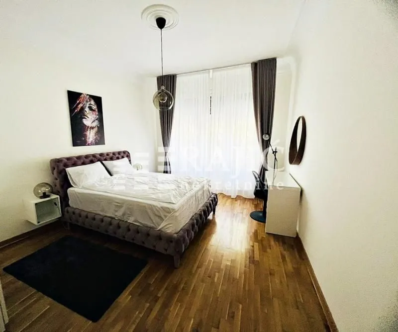 Furnished bedroom with a double bed.