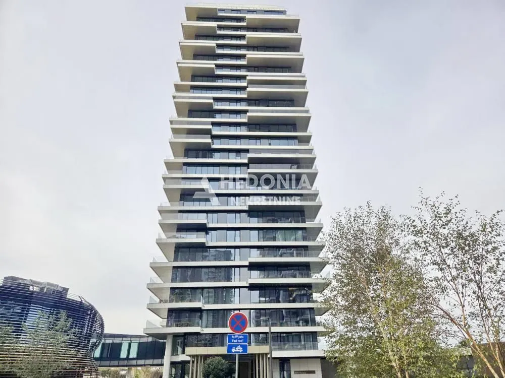 Pogled na spoljašnjost moderne višespratne stambene zgrade sa terasama.