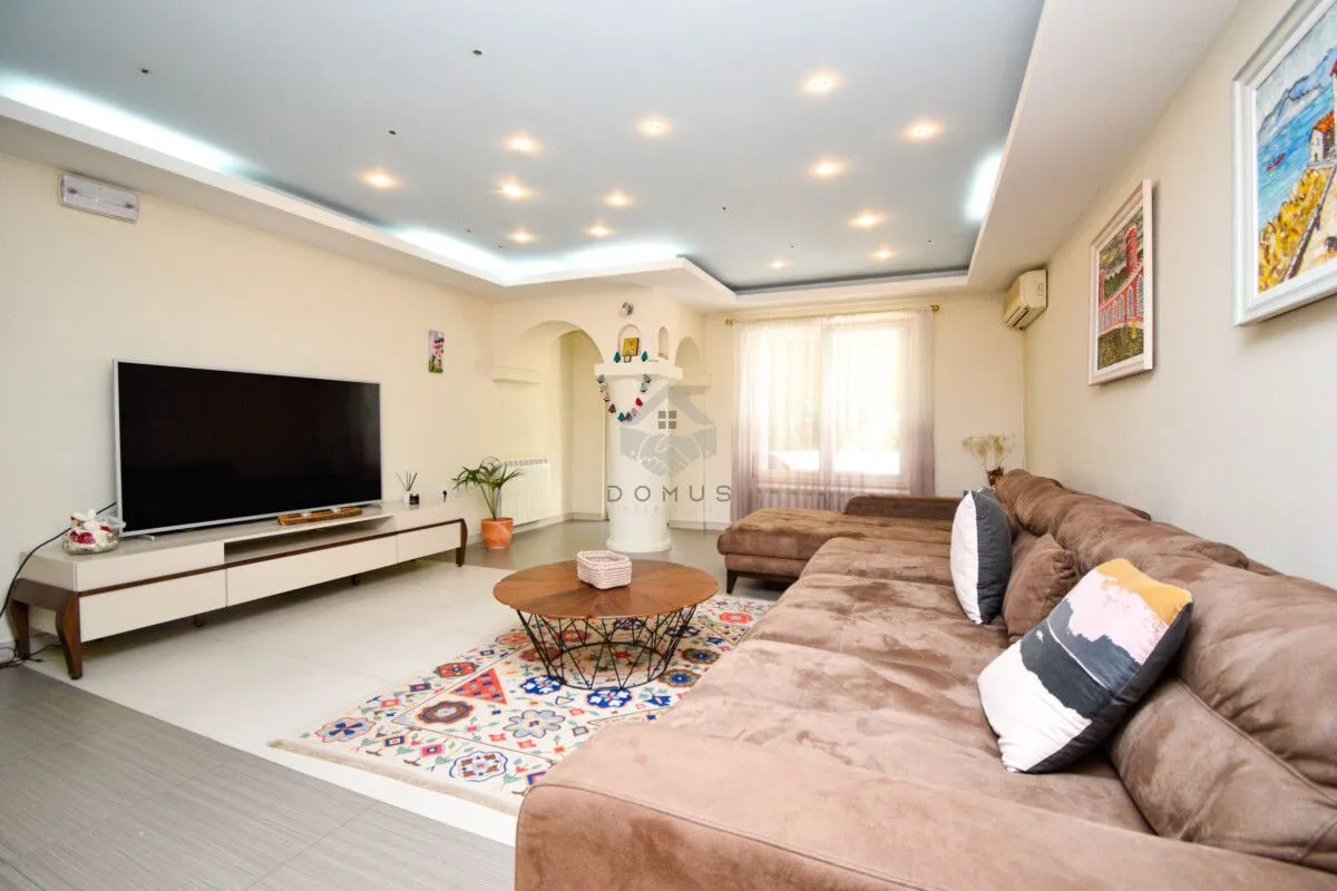 Rent, house, 200m², Gorica C, Podgorica