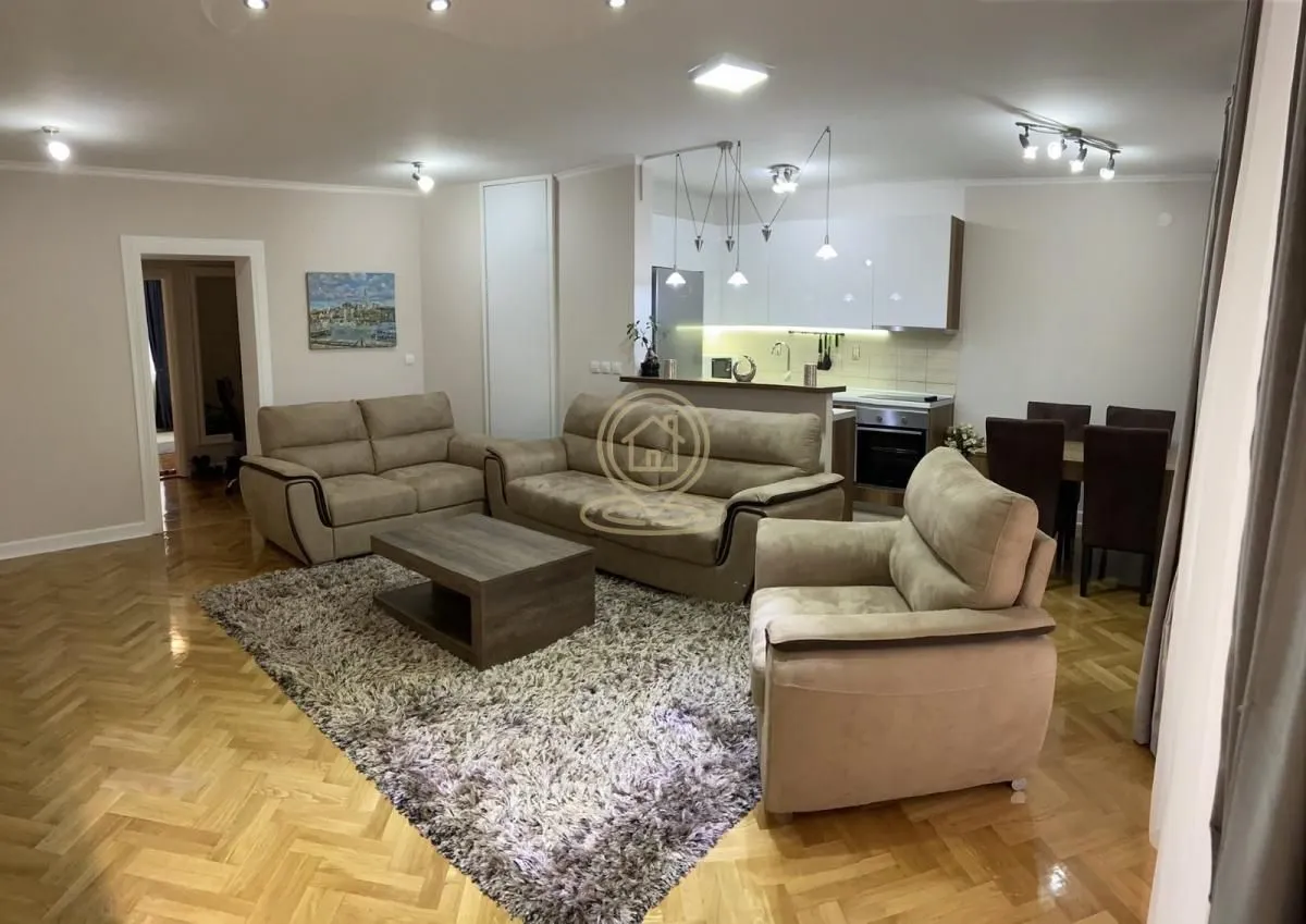 Izdavanje, četvorosoban stan, 130m², Grbavica, Novi Sad Sve Podlokacije