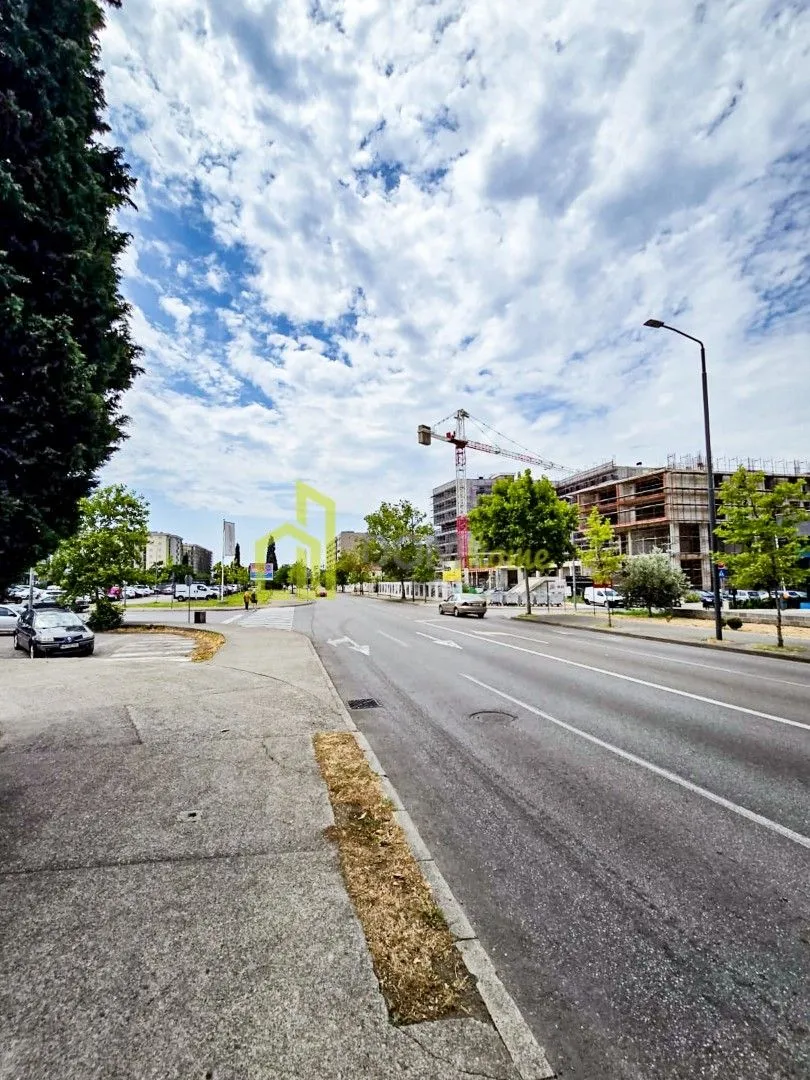 Izdavanje, poslovni prostor, 122m², Pobrežje, Podgorica