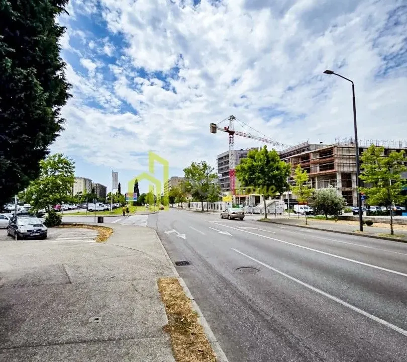 Izdavanje, poslovni prostor, 122m², Pobrežje, Podgorica