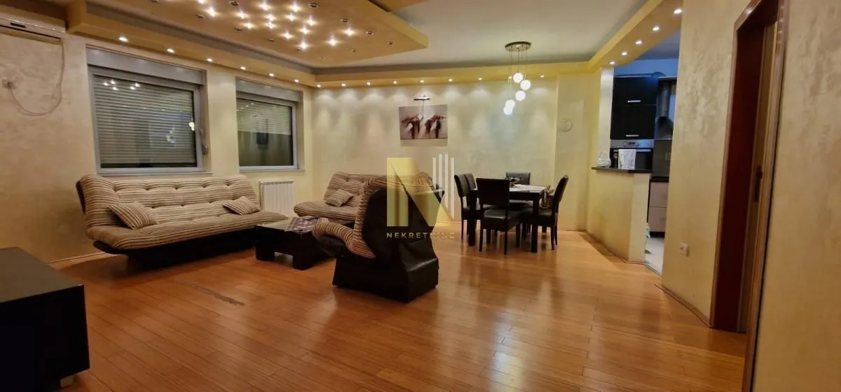 Izdavanje, četvorosoban stan, 99m², Centar, Novi Sad