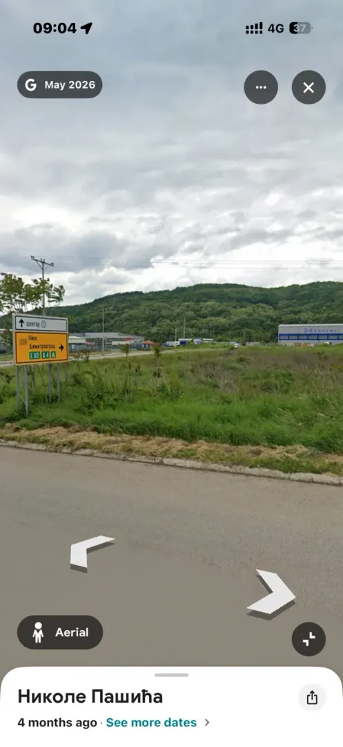 Pogled na plac i okolinu sa ulice.