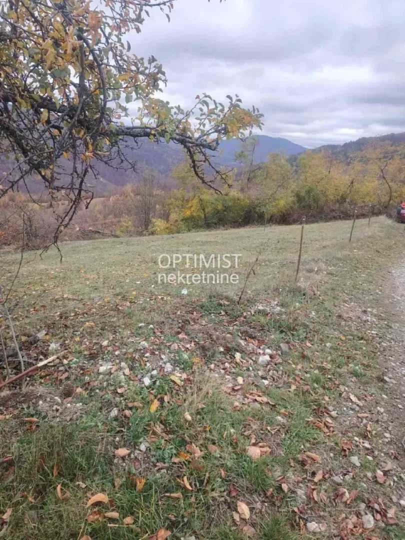 Pogled na plac i prirodu u okolini.