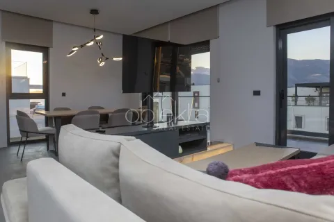 Moderan dnevni boravak sa garniturom, televizorom i trpezarijom u pozadini. - image 10
