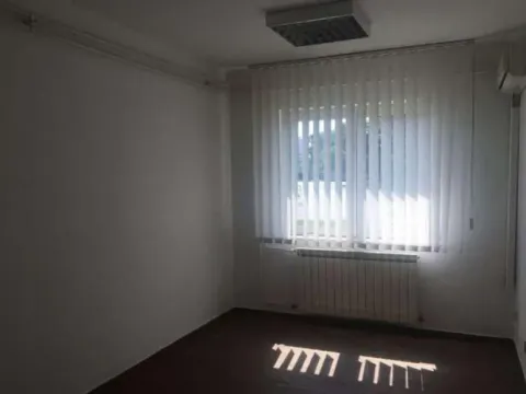Izdavanje, poslovni prostor, 200m², Zemun Bačka, Zemun Sve Podlokacije - image 2