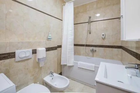 Kupatilo opremljeno kadom, umivaonikom, WC šoljom i bideom. - image 6