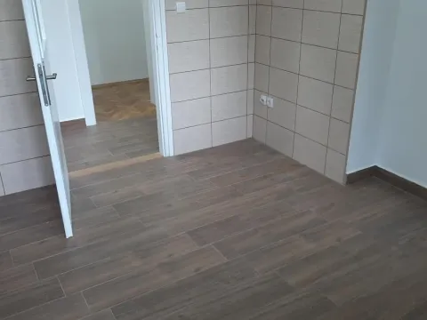 Izdavanje, trosoban stan, 105m², Centar, Novi Sad - image 10