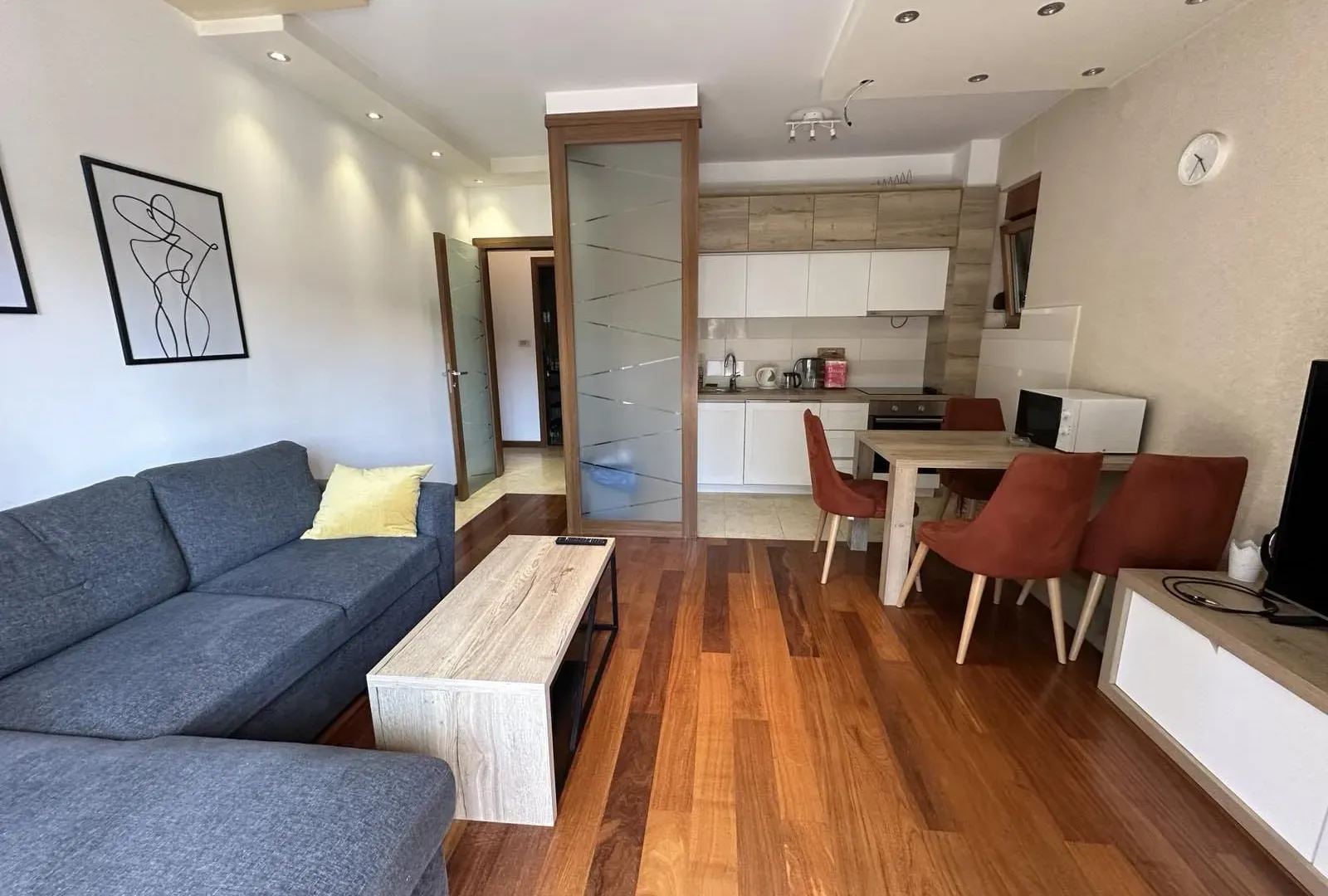 Izdavanje, dvosoban stan, 65m², Centar, Podgorica