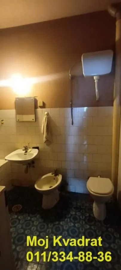 Manje kupatilo sa umivaonikom, bideom i wc šoljom.