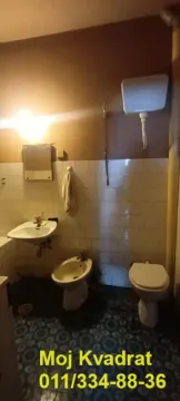 Manje kupatilo sa umivaonikom, bideom i wc šoljom. - image 2