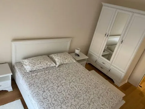 Namještena spavaća soba sa bračnim krevetom, bijelim ormarom i noćnim stočićima. - image 6