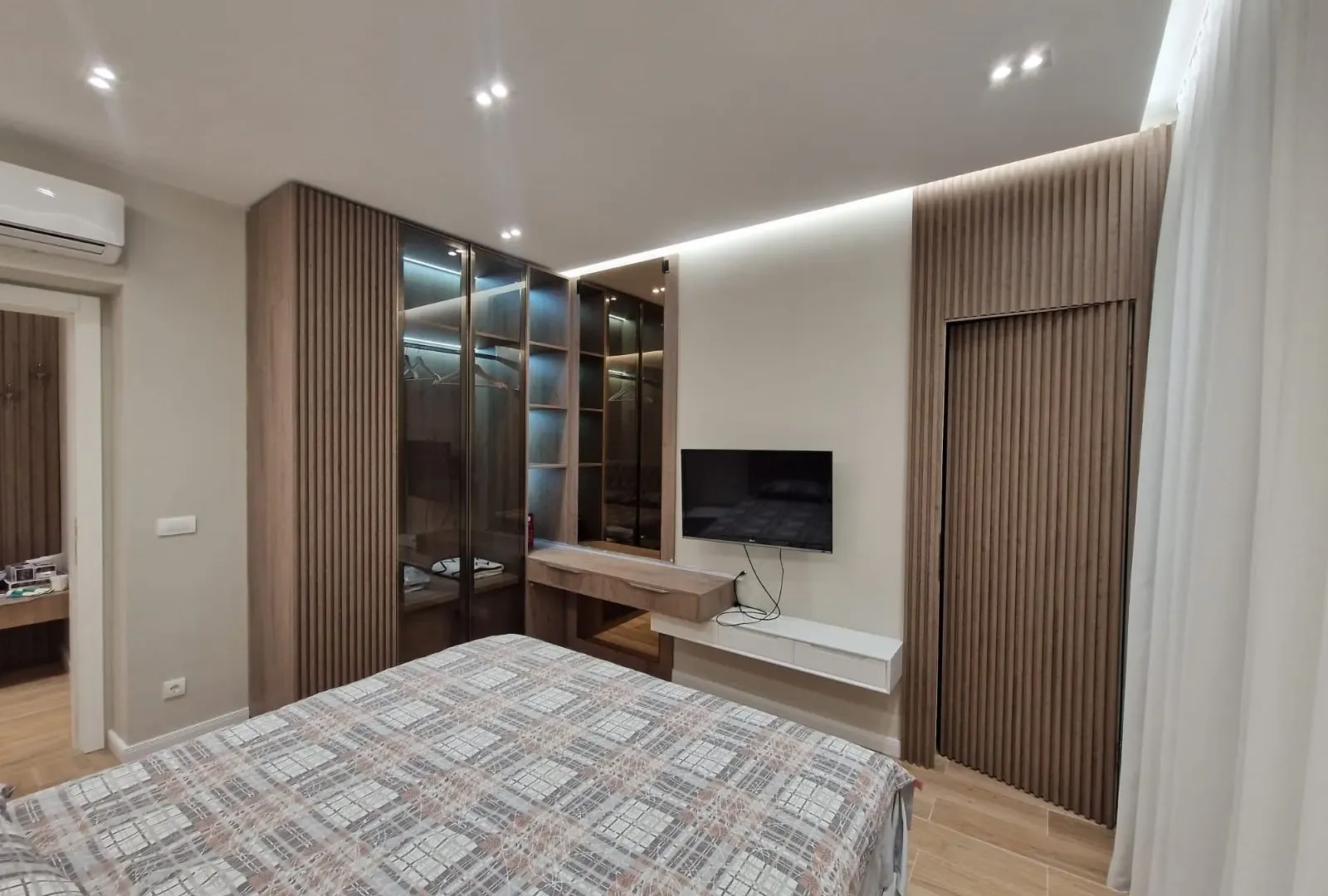 Izdavanje, dvosoban stan, 72m², Centar, Tivat