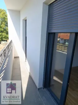 Uski popločani balkon sa staklenim balkonskim vratima i roletnama. - image 8
