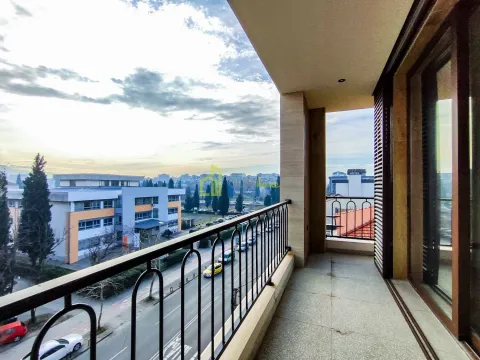 Izdavanje, trosoban stan, 143m², Centar, Podgorica - image 22