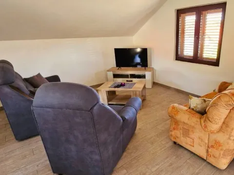 Izdavanje, dvosoban stan, 65m², Humci, Cetinje - image 9